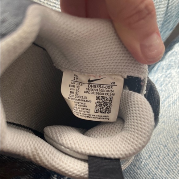 Nike Kids Black and Blue Sneakers - Picture 8 of 8